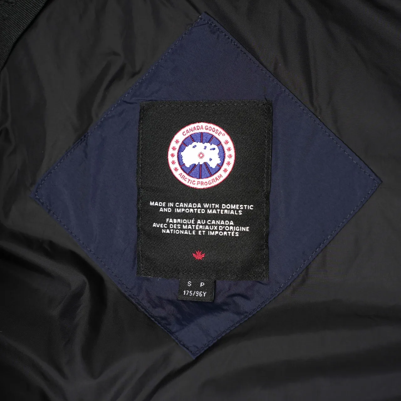 P940 CANADA GOOSE丨Canada Goose 2801 armband mid-length hooded down jacket Color: Dark Blue Size: XS-XXL